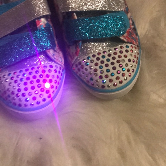 Brand new pair of sketches that light up - Picture 3 of 4